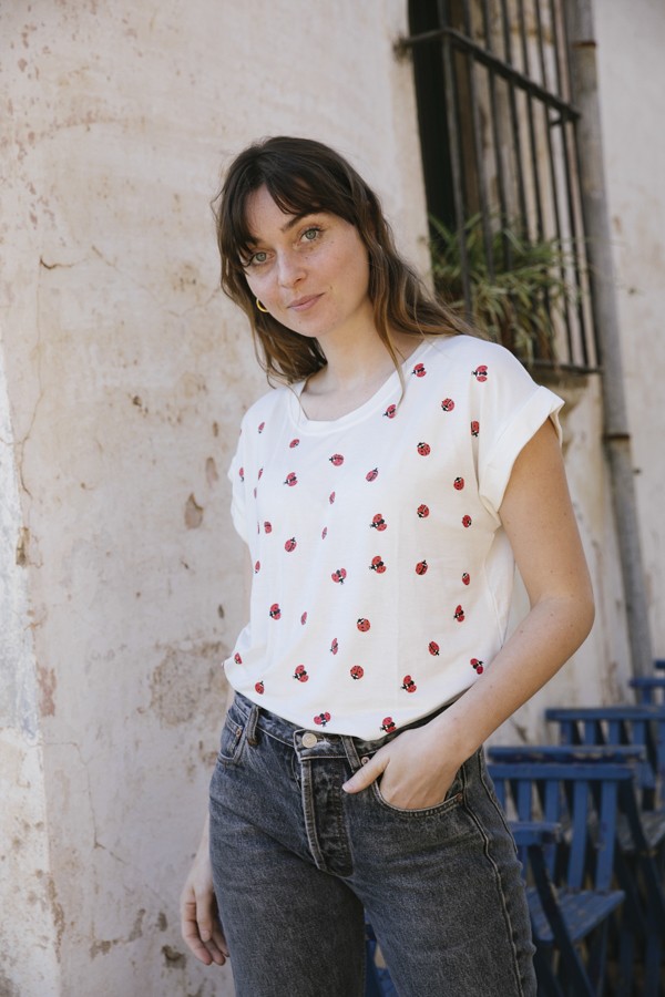 Camiseta SusiSweetdress blanca con mariquitas rojas- Ropa mujer SusiSweetdress