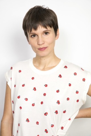 Camiseta SusiSweetdress blanca con mariquitas rojas