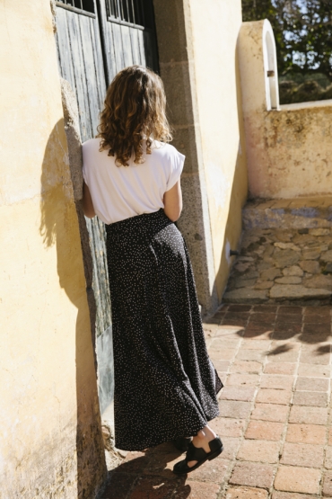 Falda maxi larga cruzada negra con puntos blancos