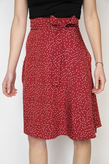 Falda midi cruzada roja con puntos blancos