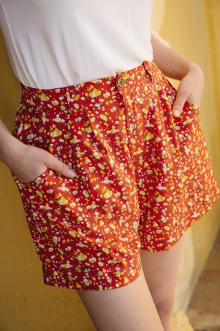Shorts rojos con flores de colores