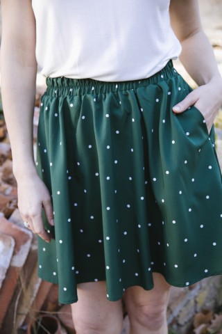 Falda mini verde oscuro con lunares blancos