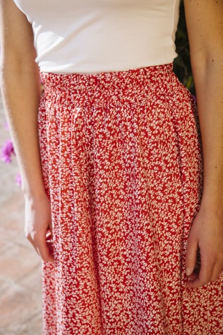 Falda maxi larga roja con ramilletes blancos