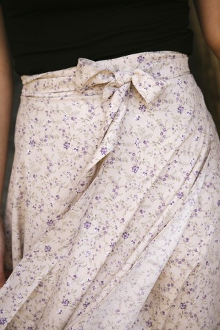 Falda maxi larga cruzada blanco roto con flores pequeñas lilas