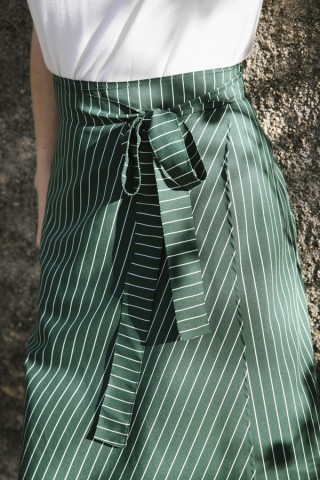 Falda midi cruzada verde con líneas blancas