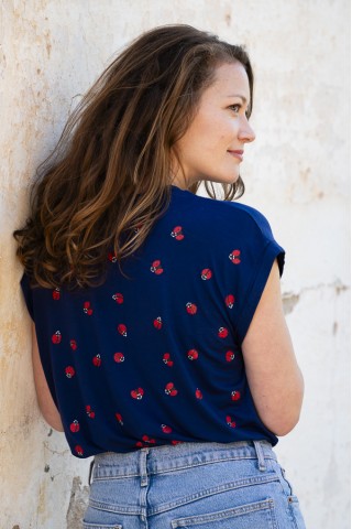 Camiseta SusiSweetdress azulón con mariquitas rojas