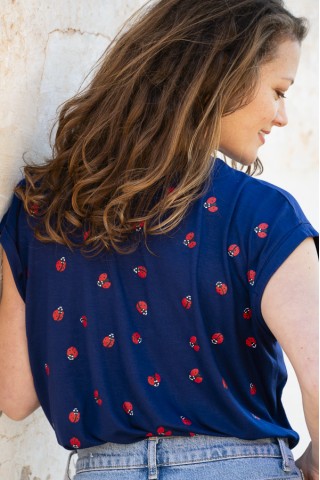 Camiseta SusiSweetdress azulón con mariquitas rojas