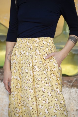 Falda maxi larga amarilla con margaritas blancas