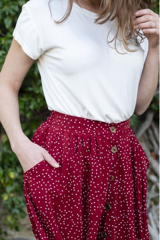 Falda midi roja con puntos blancos y botones delanteros
