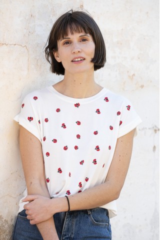 Camiseta SusiSweetdress blanca con mariquitas rojas