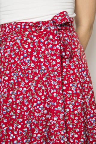 Falda maxi larga cruzada roja con flores azules