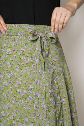 Falda maxi larga cruzada verde con flores lilas