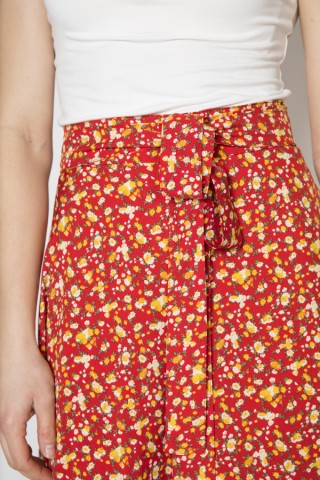 Falda maxi larga cruzada roja con flores amarillas