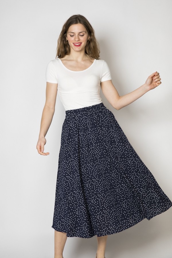 Falda maxi larga azul marino con puntos blancos con bolsillos