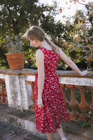 Vestido vintage rojo con flores beis