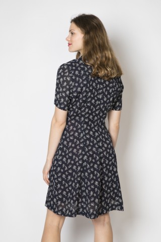 Vestido vintage negro con flores blancas