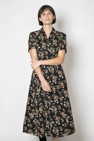 Vestido vintage negro con bouquet de flores rosas