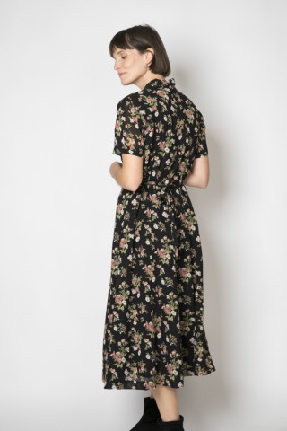 Vestido vintage negro con bouquet de flores rosas