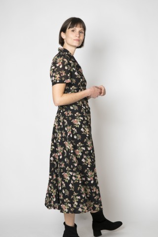 Vestido vintage negro con bouquet de flores rosas