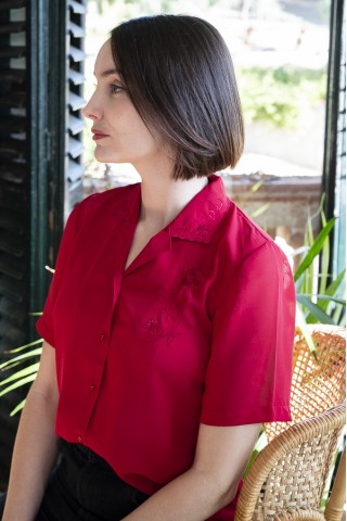 Camisa vintage rojo carmín bordado