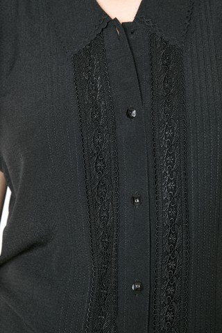 Camisa vintage negra con puntilla