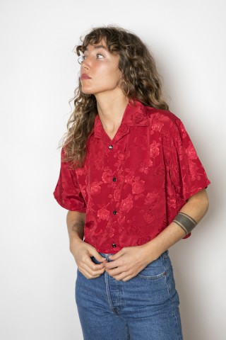 Camisa vintage roja con rosas