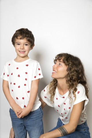Camiseta blanca con mariquitas rojas