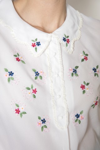 Camisa vintage blanca flores bordadas