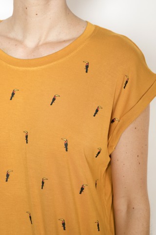 Camiseta SusiSweetdress mostaza con pelícanos