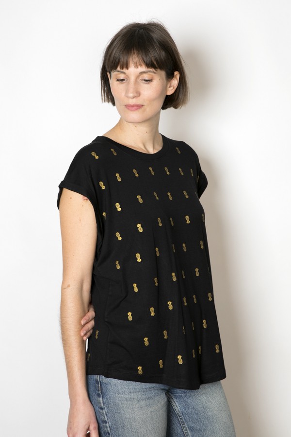 Camiseta SusiSweetdress negra con piñas doradas- Ropa mujer SusiSweetdress