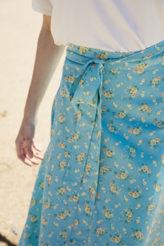Falda maxi larga cruzada azul pastel con flores
