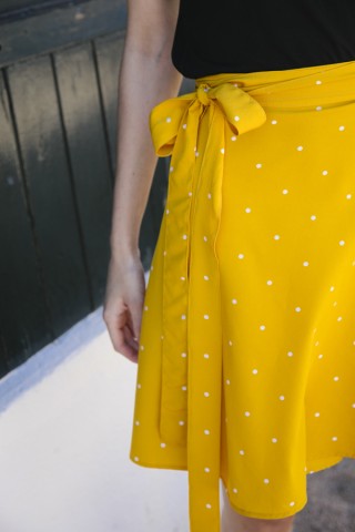 Falda mini cruzada amarilla con topos blancos- Ropa mujer SusiSweetdress