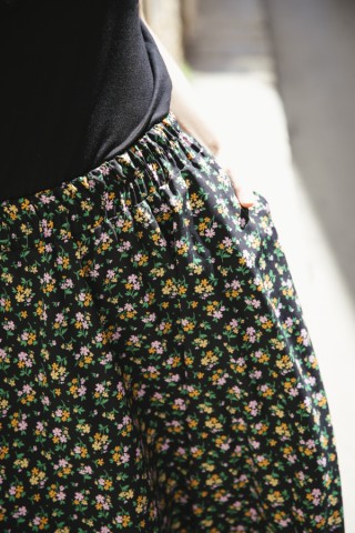Falda maxi larga negra con flores de colores