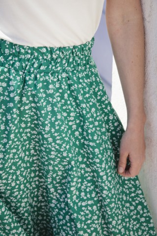 Falda maxi larga verde con flores blancas