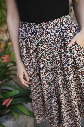 Falda midi negra con florecitas pequeñas y botones delanteros