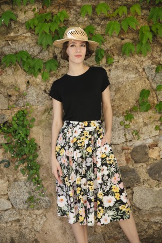 Falda midi negra con flores colores y botones delanteros