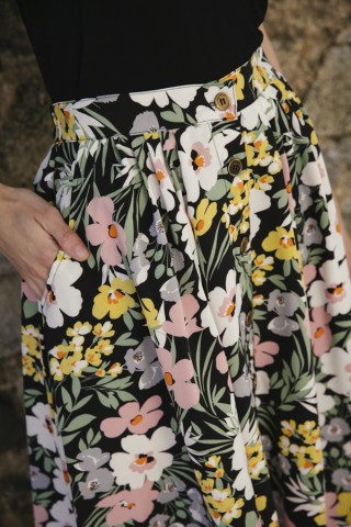 Falda midi negra con flores colores y botones delanteros