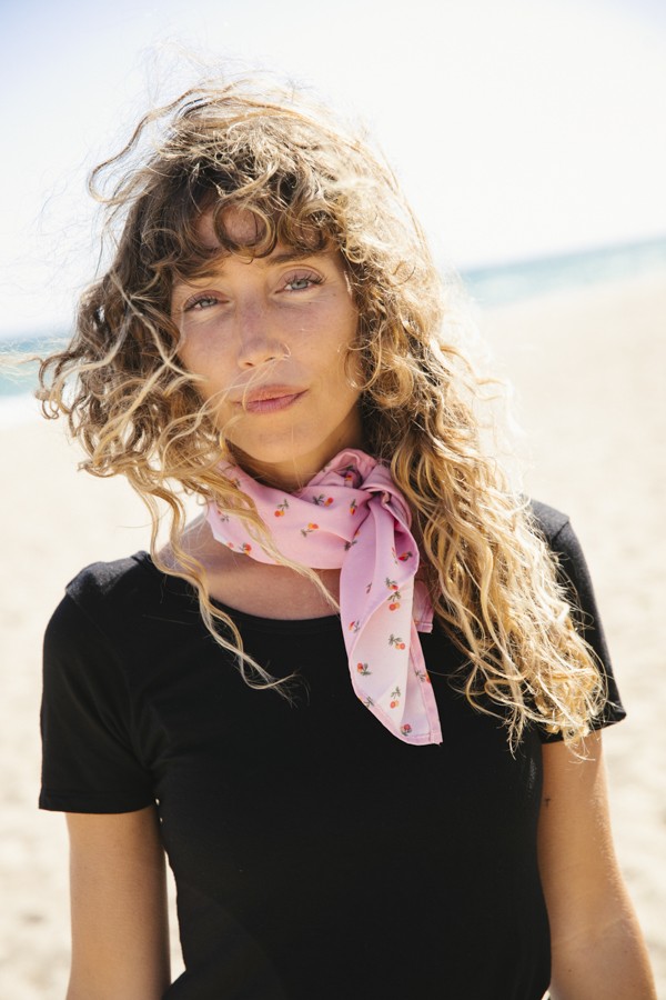 Pañuelo rosa con florecitas rojas y naranjas-Complementos SusiSweetdress