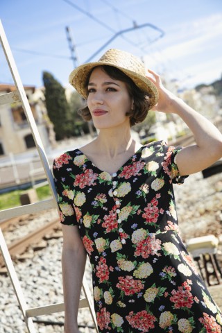 Vestido vintage negro con flores rojas y amarillas- Ropa mujer vintage SusiSweetdress