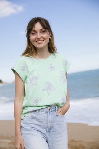 Camiseta SusiSweetdress verde pastel con flores gris