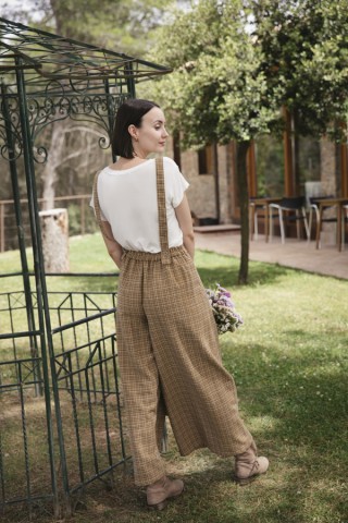 Pantalón palazzo ocre con cuadraditos beis con tirantes