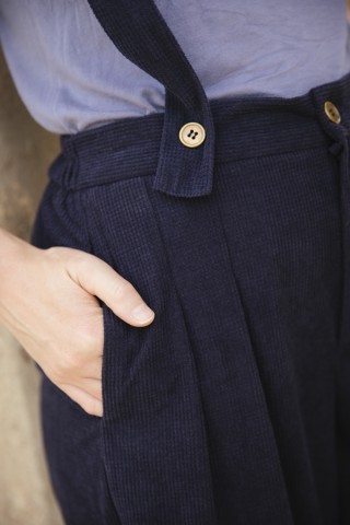 Pantalón palazzo de pana azul marino con tirantes