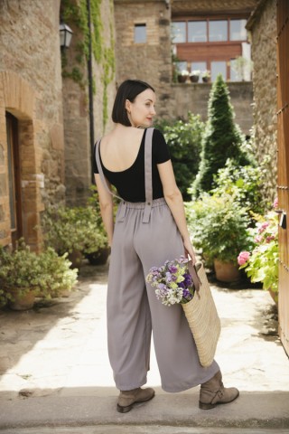 Pantalón palazzo gris con tirantes