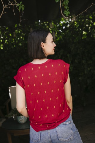 Camiseta SusiSweetdress roja con cactus dorados