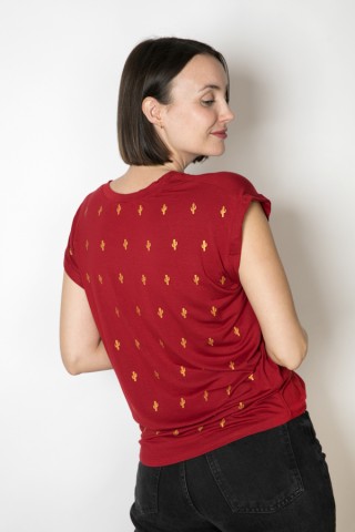 Camiseta SusiSweetdress roja con cactus dorados