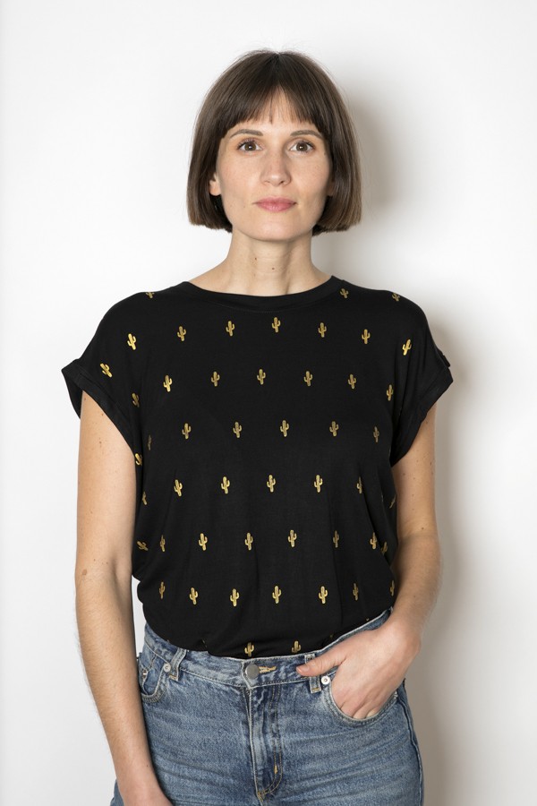 Camiseta SusiSweetdress negra con cactus dorados- Ropa mujer SusiSweetdress Camiseta SusiSweetdress negra con cactus dorados- Ropa mujer SusiSweetdress