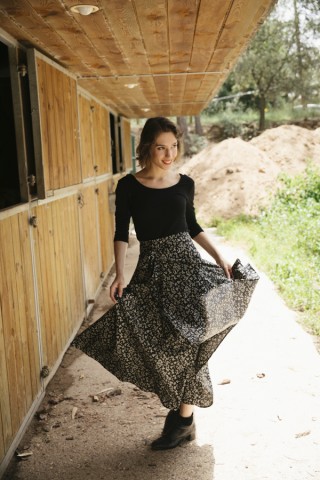 Falda maxi larga cruzada negra con flores blancas y amarillas