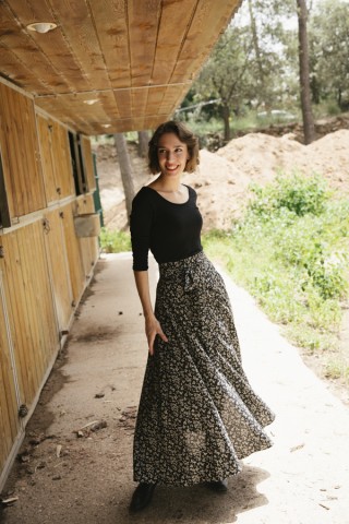 Falda maxi larga cruzada negra con flores blancas y amarillas