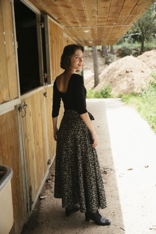 Falda maxi larga cruzada negra con flores blancas y amarillas