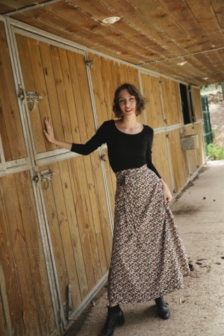 Falda maxi larga cruzada negra con florecitas colores